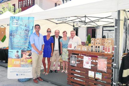 L’alcalde de Vielha, Juan Antonio Serrano (centre), a la fira ‘Hèt a man, hèt aciu’.