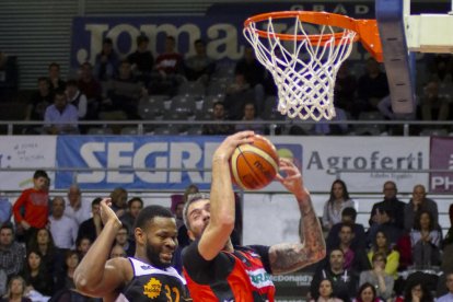 Guille Rubio captura un rebote ante Shaquille O’Neal Cleare.