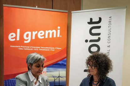 Les responsables del gremi i Helpoint, al firmar el conveni.