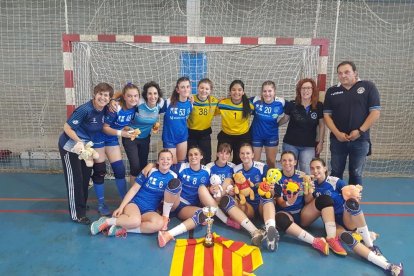 El equipo leridano formó al final del partido con el trofeo de campeón de Catalunya.