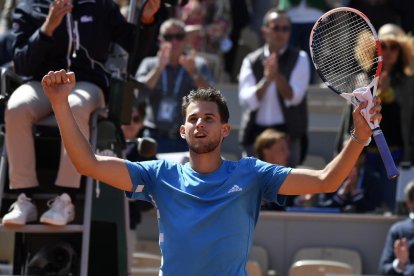 Dominic Thiem muestra su alegría tras derrotar a Djokovic y clasificarse para la final.