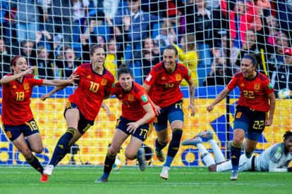 Las jugadoras de la selección española de fútbol celebran un gol contra la de Sudáfrica.