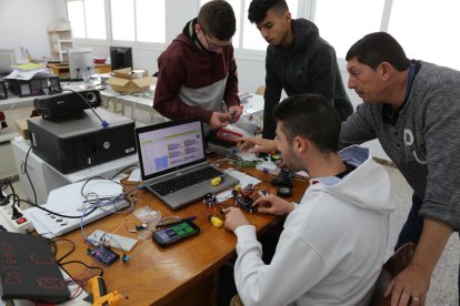 Els alumnes de FP del col·legi de Mequinensa creant el seu robot.