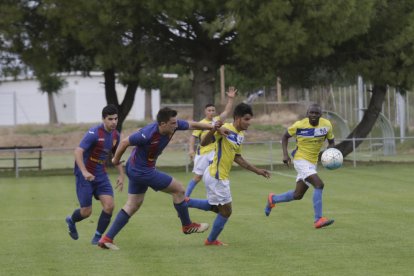 Un jugador del Soses y otro del Torregrossa pugnan por controlar un balón.