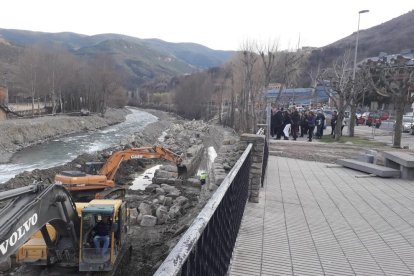 El president de la Generalitat, Quim Torra, va visitar ahir les obres del canal d’aigües braves de Sort.