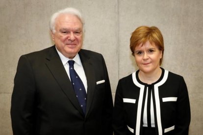 Imagen de archivo del ya excónsul con la ministra principal de Escocia, Nicola Sturgeon.