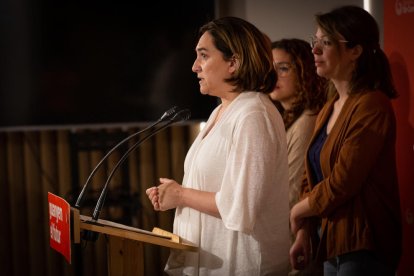 La alcaldable de los comunes en Barcelona, Ada Colau, ayer, durante su comparecencia.