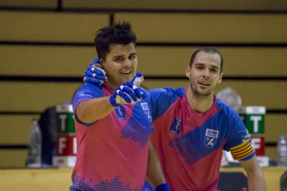 Joan Cañellas marca el 2-0 en una acció en la qual es va plantar davant del porter Guillem Fox, que té la bola a l’esquena.