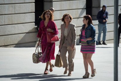 La vicepresidenta del Govern en funcions, Carmen Calvo (centre), la número dos del PSOE, Adriana Lastra, i la ministra d'Hisenda en funcions, María Jesús Montero (esquerra), a la seua arribada aquest dimarts al Congrés dels Diputats.