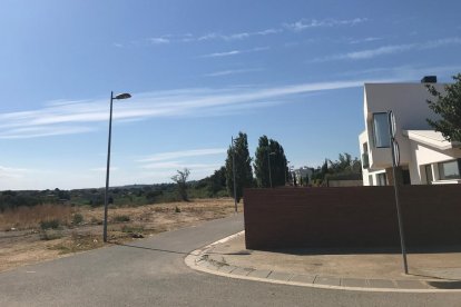 Imagen de un chalet y de los campos agrícolas de l’Horta al fondo.