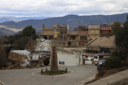 Imagen de la entrada a la población de Tiurana reconstruida en Solés, en la Noguera.