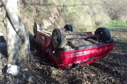 El coche del fallecido acabó volcando. 