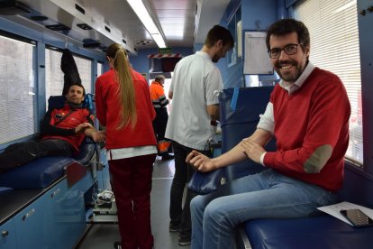 El alcalde, Albert Batalla, donó sangre.