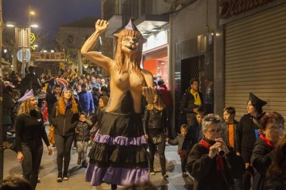 La Miliciana de Cervera durante el pasacalles por el centro histórico de Tàrrega. 