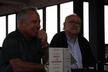 Jordi Bertran, autor del manual casteller, i Josep-Lluís Carod-Rovira, director de la nova col·lecció.