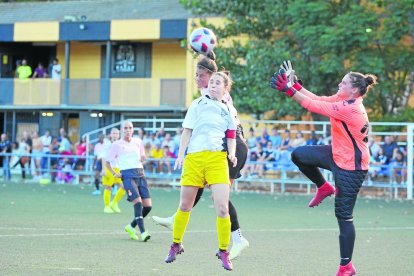 Rebeca Peinado intenta despejar un balón aéreo ante una rival del Espanyol.