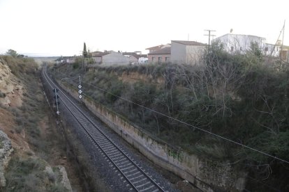 El talud que separa la vía del tren, a una cota inferior, de las casas de la calle Formigó de Raimat.