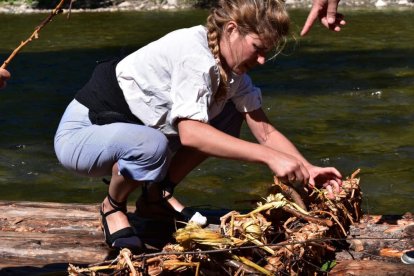 Una raiera, ahir, preparant l’embarcació abans de la baixada.