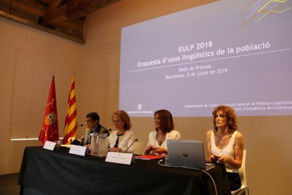 La consellera de Cultura (2a esquerra) va presentar ahir l’enquesta.