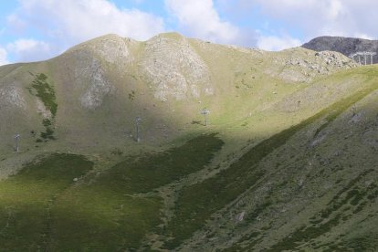 Pilonas para el telesilla de la estación de esquí inacabada de Vallfosca en la montaña de Filià.