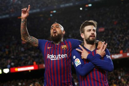 Arturo Vidal felicita a Gerard Piqué después de que el central azulgrana anotara el gol que igualaba el partido, después de aprovechar un perfecto servicio de falta de Leo Messi.