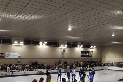 Les jugadores del Vila-sana, ahir a la seua pista durant el partit contra el Voltregà.