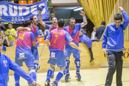 Jugadores del Lleida Llista celebran sobre la pista del Onze de Setembre la clasificación para su segunda Final Four consecutiva.