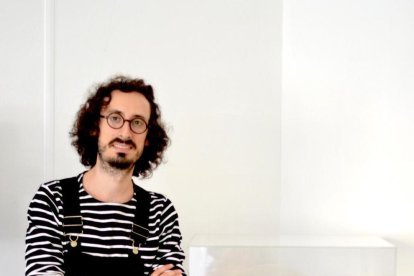 Albert Barqué-Duran junto a una de sus obras en el festival de Linz.