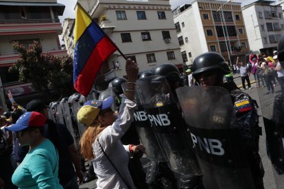 Los cuerpos de seguridad impidieron el paso de los manifestantes.