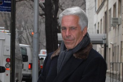 El millonario Jeffrey Epstein se ahorcó ayer en su celda, en una cárcel de Manhattan.