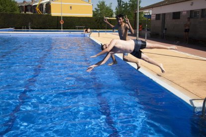 Usuarios en las piscinas de Agramunt, el pasado sábado. 