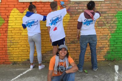 La artista Alejandra Barahona dirigió el taller juvenil de grafitis.