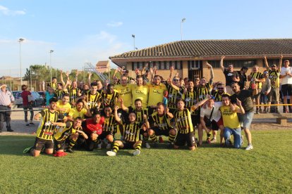 El equipo y el cuerpo técnico del Angulària celebran la victoria y la clasificación en la Copa Catalunya.