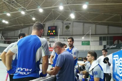 Albert Folguera da instrucciones en un momento del partido de ayer en la pista del Noia.