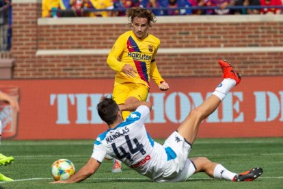 Griezmann, que se estrenó como goleador, centra y el balón golpea en el brazo de Manolas.