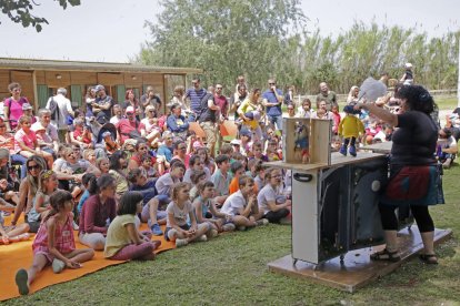 Decenas de niños disfrutaron ayer de las distintas actividades en la Mitjana.