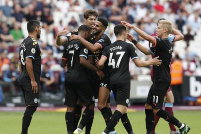 Los futbolistas del Manchester City celebran con Sterling el quinto gol frente al West Ham.