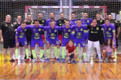 La plantilla del Lamsauto Futsal Lleida, ayer antes del partido ante el Cerdanyola.