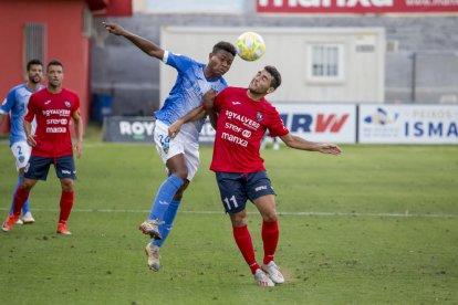 Joanet disputa una pilota al jugador de l’Olot, Pedro, en una acció del partit de dissabte.