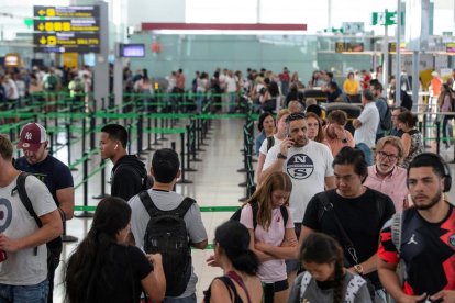 El aeropuerto de Barcelona afrontó ayer con normalidad la segunda jornada de huelga de los trabajadores de vigilantes.