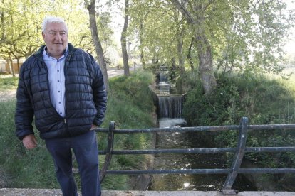 Amadeu Ros en uno de los saltos de agua del Canal d’Urgell en Mollerussa en imagen de archivo.