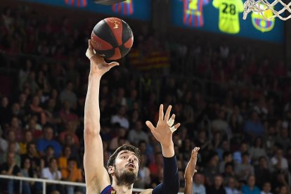 Ante Tomic lanza un gancho ante la defensa Williams y Vázquez.