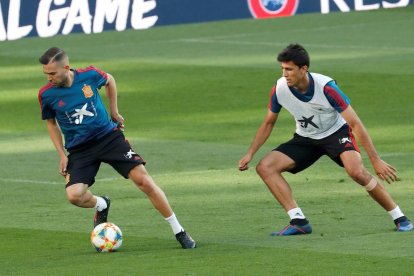 Jordi Alba controla el balón ayer con la selección.