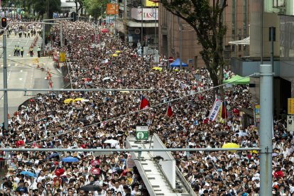 Cientos de miles de personas, ayer, en Hong Kong, durante la histórica marcha de protesta.