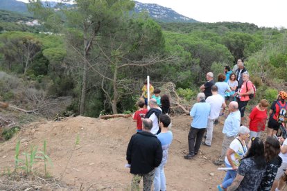 Activistas en la zona forestal por la que tiene que pasar la C-32, ayer.