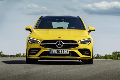 El Mercedes desplega una potència màxima de 306 CV.