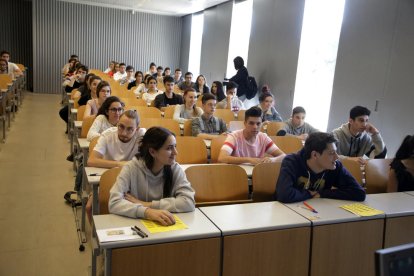 Firmes per a una selectivitat única - Estudiants van entregar ahir al ministeri d’Educació 178.000 firmes recollides per internet que reclamen una selectivitat única per a tot Espanya que eviti diferències de dificultat entre les comunitats a ...