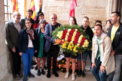 L'alcalde de Lleida, Miquel Pueyo, abans de dipositar l'ofrena a l'edifici del Roser, amb representants d'ERC i regidors republicans de la Paeria.