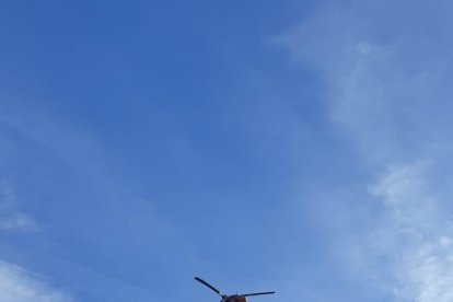 Los trabajos han precisado de la ayuda de un helicóptero.