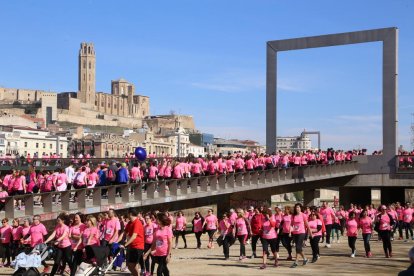 Un moment de la VII Cursa de la Dona Nayox Lleida, amb la imatge de la Seu Vella al fons.